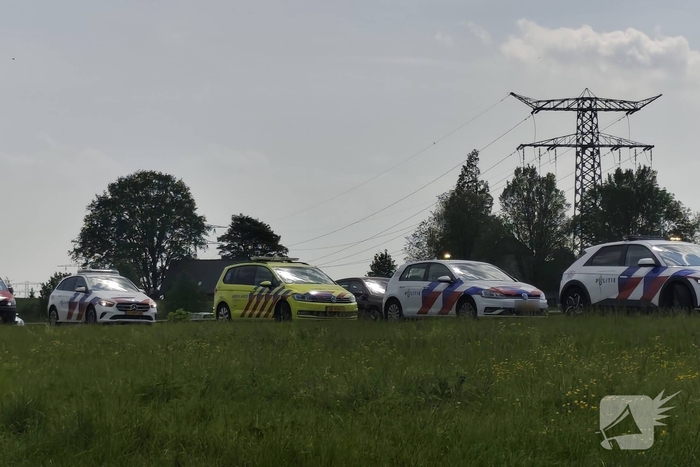 Auto belandt op zijkant in sloot naast snelweg