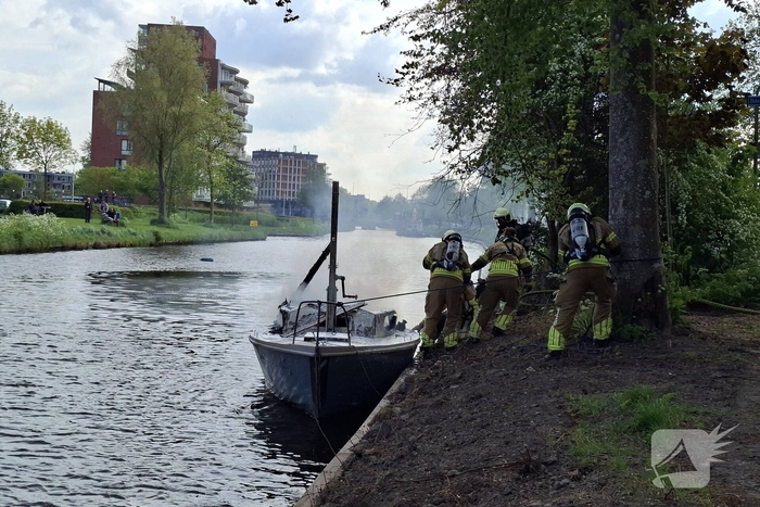Brandweer blust felle brand op kleine zeilboot