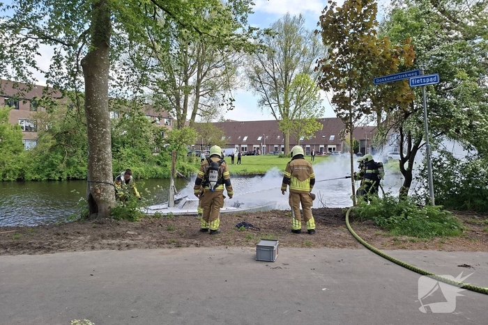 Brandweer blust felle brand op kleine zeilboot