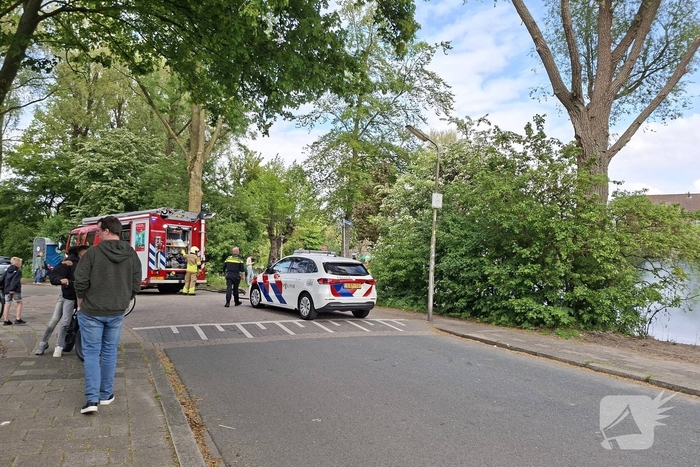 Brandweer blust felle brand op kleine zeilboot