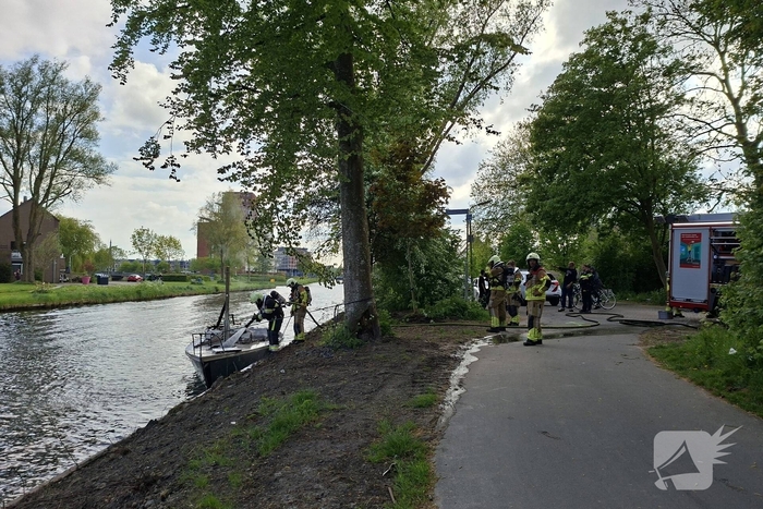 Brandweer blust felle brand op kleine zeilboot