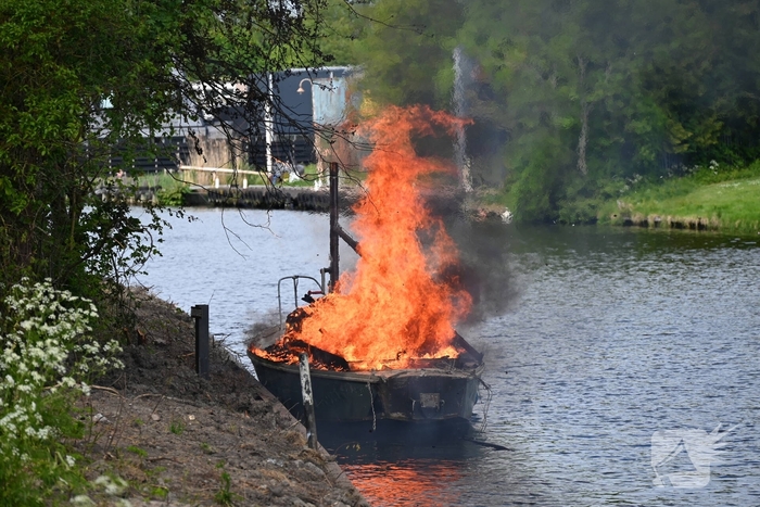 Brandweer blust felle brand op kleine zeilboot