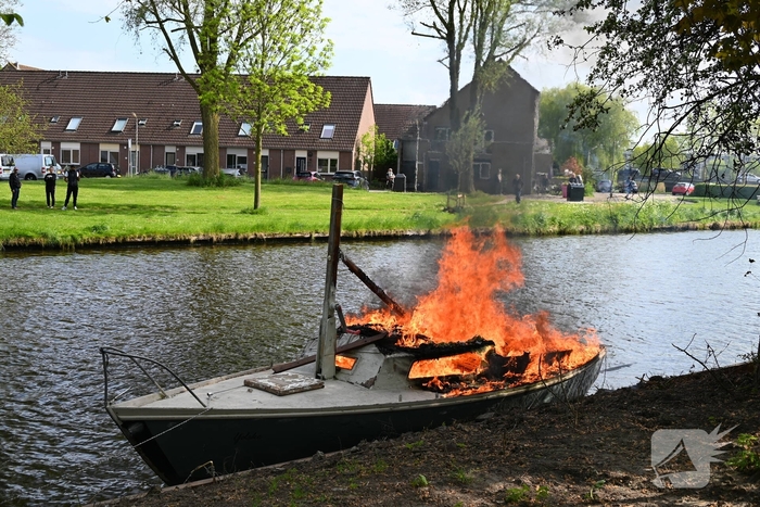 Brandweer blust felle brand op kleine zeilboot