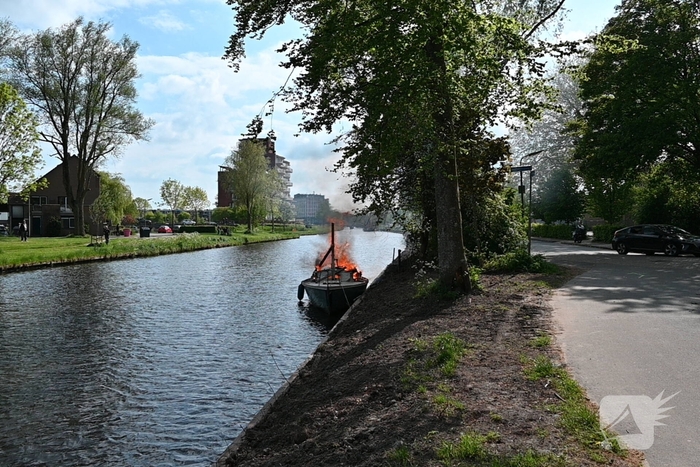 Brandweer blust felle brand op kleine zeilboot