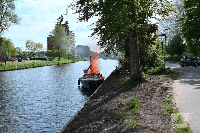 Brandweer blust felle brand op kleine zeilboot