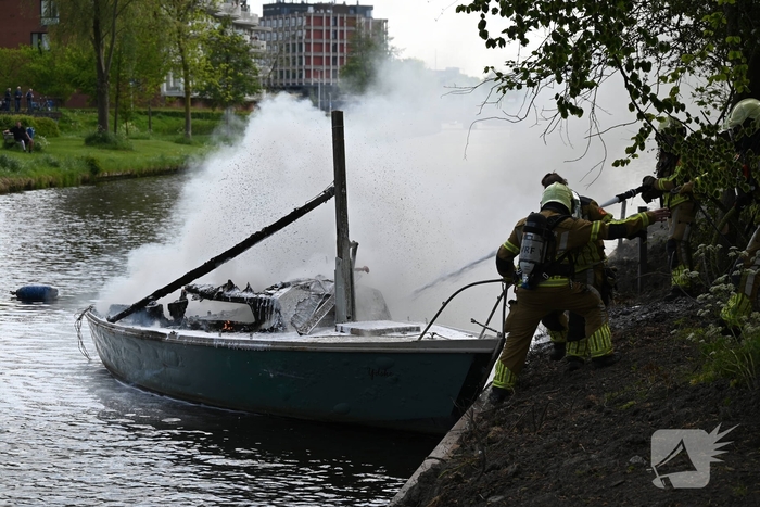Brandweer blust felle brand op kleine zeilboot