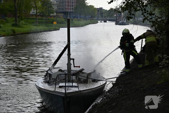Brandweer blust felle brand op kleine zeilboot