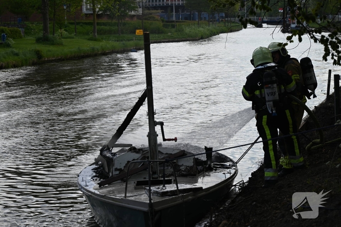 Brandweer blust felle brand op kleine zeilboot