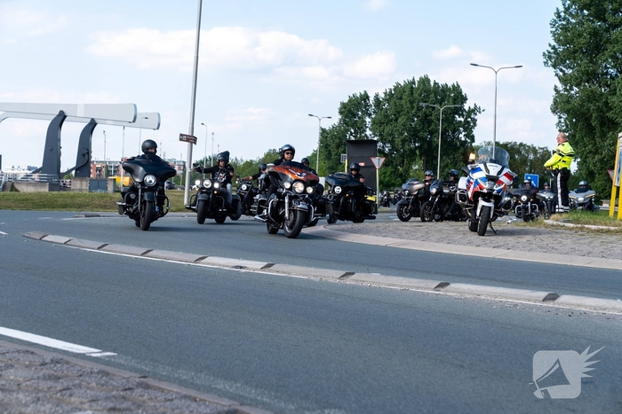 Politie, Mobiele Eenheid en provincie aanwezig bij rouwstoet motorclub