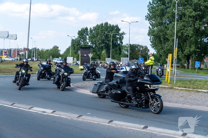 Politie, Mobiele Eenheid en provincie aanwezig bij rouwstoet motorclub