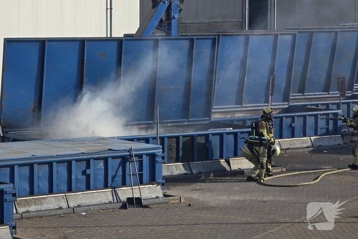 Containerbrand bij recyclingstation