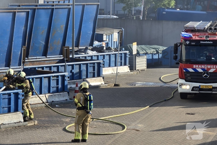 Containerbrand bij recyclingstation