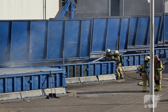 Containerbrand bij recyclingstation