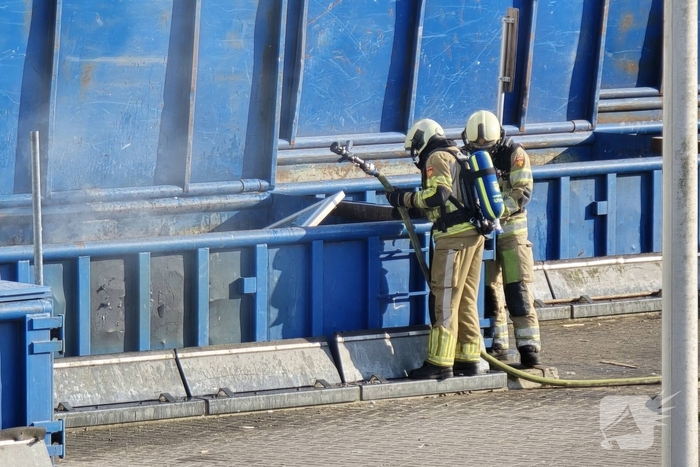Containerbrand bij recyclingstation
