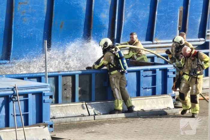 Containerbrand bij recyclingstation