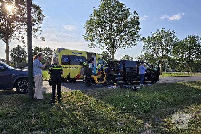 Scooterrijder botst achterop bestelbus