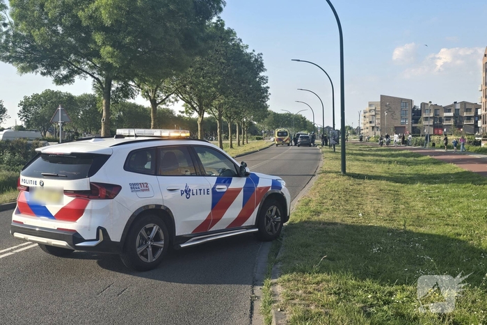 Scooterrijder botst achterop bestelbus