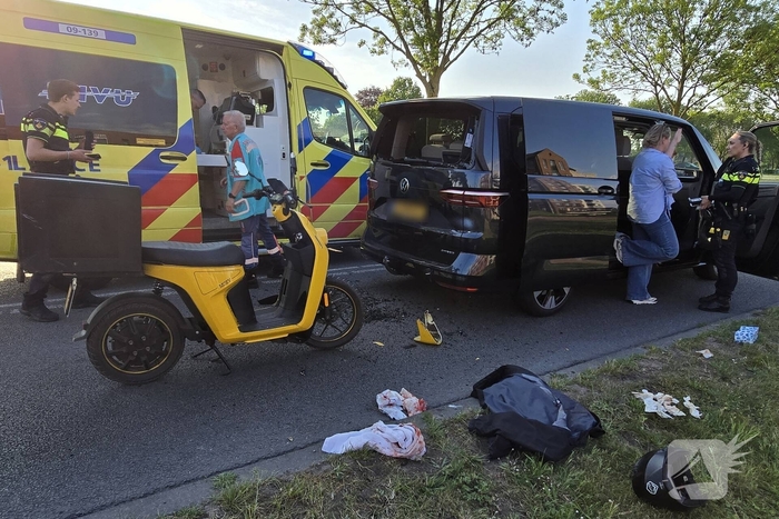 Scooterrijder botst achterop bestelbus