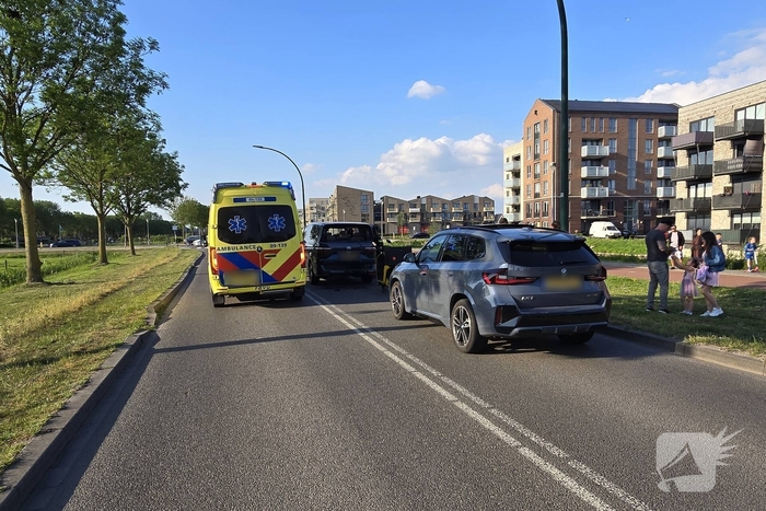 Scooterrijder botst achterop bestelbus