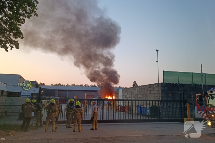 Industriebrand bij bedrijfspand opgeschaald naar middelbrand