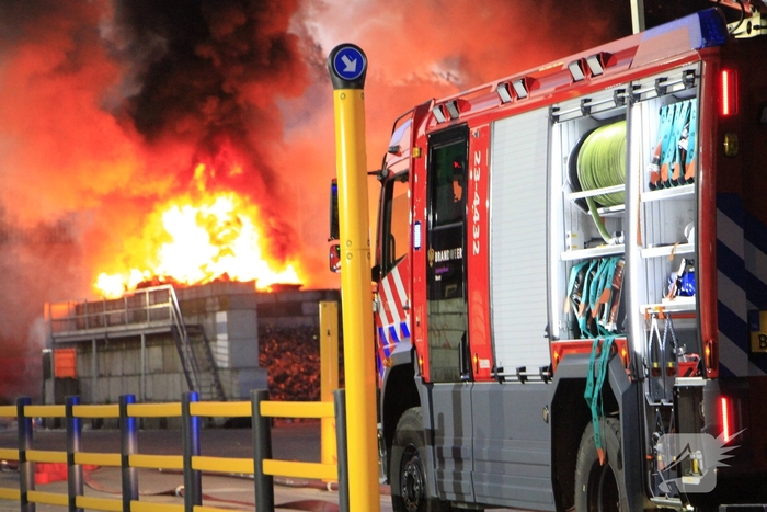 Industriebrand bij bedrijfspand opgeschaald naar middelbrand