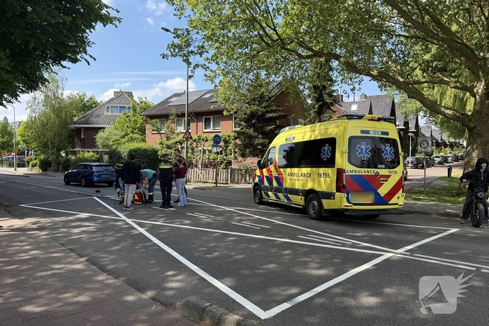 Fietser met spoed naar ziekenhuis na aanrijding