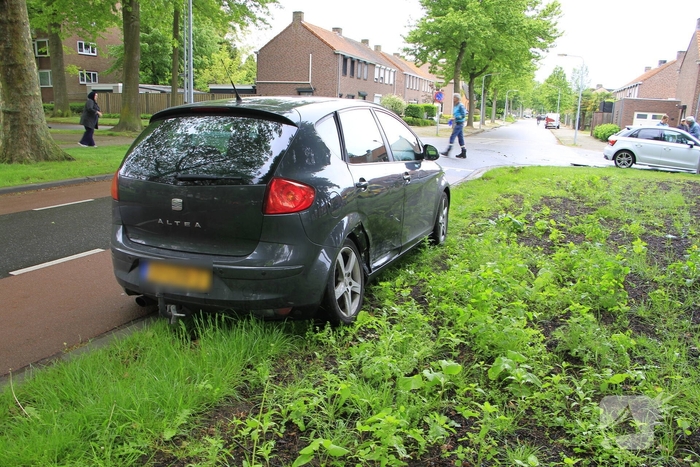 Auto botst in flank en draait om na ongeval