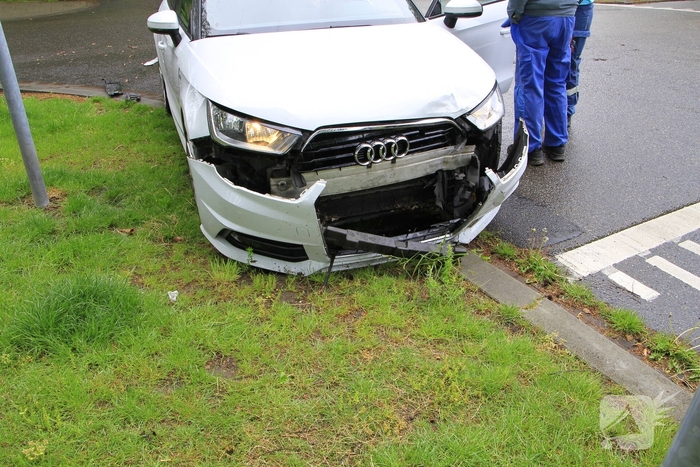 Auto botst in flank en draait om na ongeval