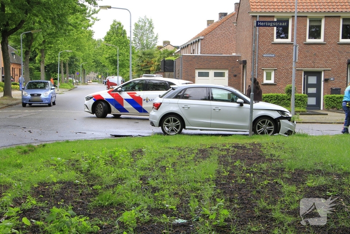 Auto botst in flank en draait om na ongeval