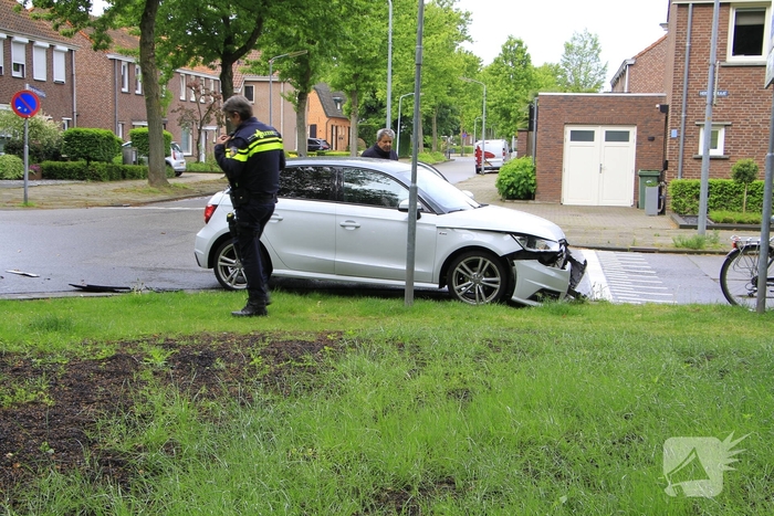 Auto botst in flank en draait om na ongeval