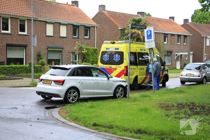 Auto botst in flank en draait om na ongeval