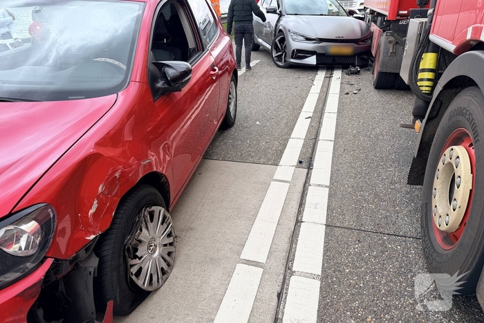 Ongeval met meerdere voertuigen leidt tot wegafsluiting