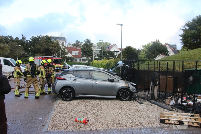 Drie elektrische voertuigen in brand op parkeerplaats