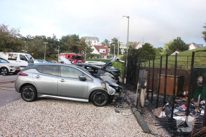 Drie elektrische voertuigen in brand op parkeerplaats