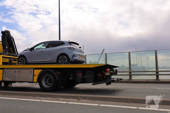 Wegdek vol olie na aanrijding tussen camper en bergingsvoertuig