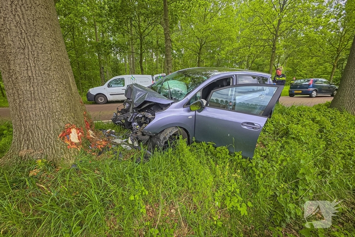 Auto botst frontaal tegen boom twee gewonden