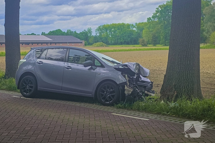 Auto botst frontaal tegen boom twee gewonden