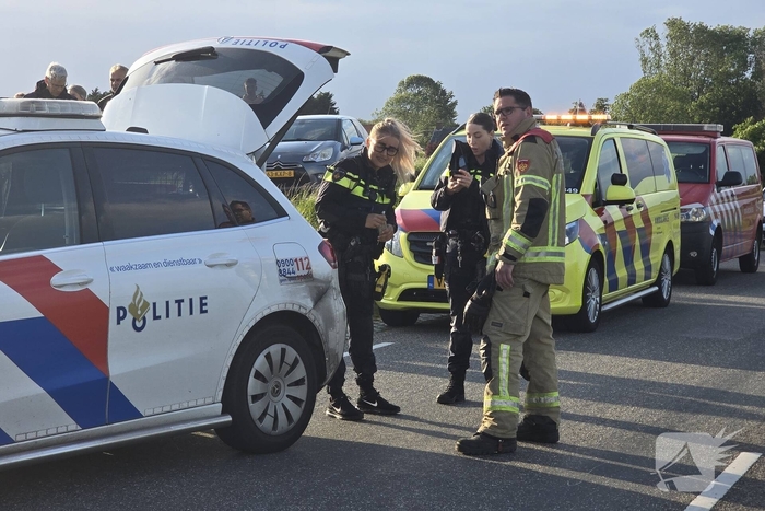 Auto's vliegen in brand na frontale botsing