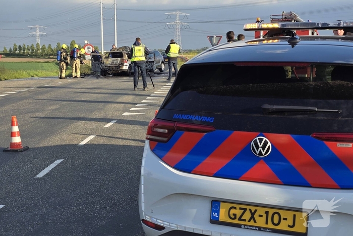 Auto's vliegen in brand na frontale botsing
