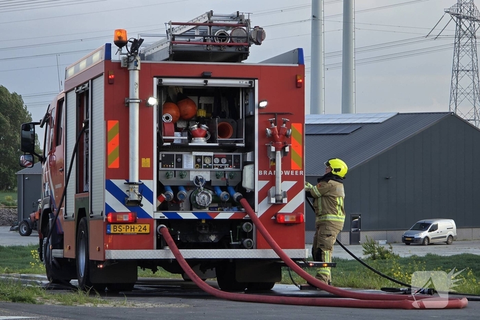 Auto's vliegen in brand na frontale botsing