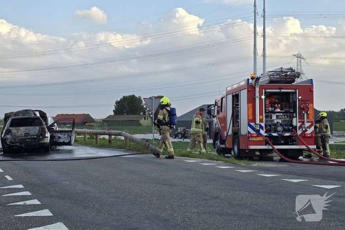 Auto's vliegen in brand na frontale botsing