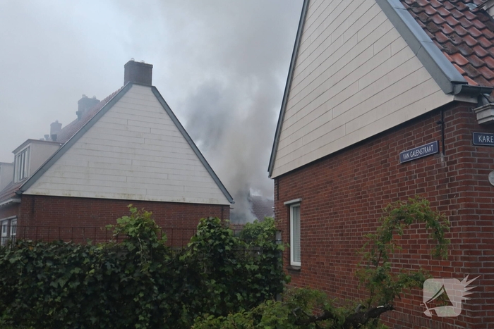 Bewoner ontsnapt via dak aan uitslaande brand