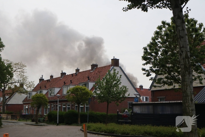 Bewoner ontsnapt via dak aan uitslaande brand
