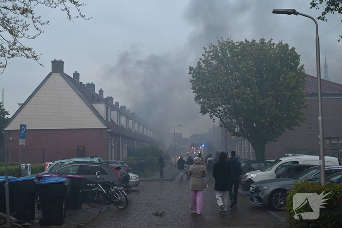 Bewoner ontsnapt via dak aan uitslaande brand