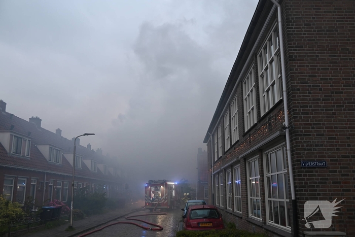 Bewoner ontsnapt via dak aan uitslaande brand