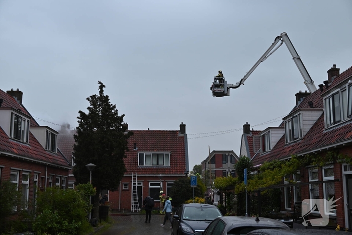 Bewoner ontsnapt via dak aan uitslaande brand