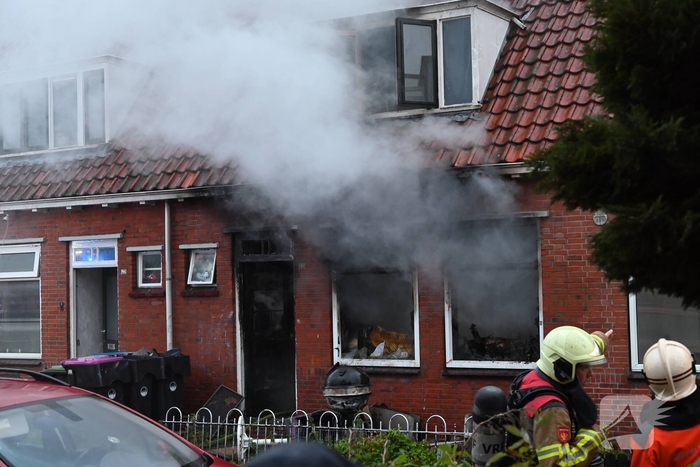 Bewoner ontsnapt via dak aan uitslaande brand