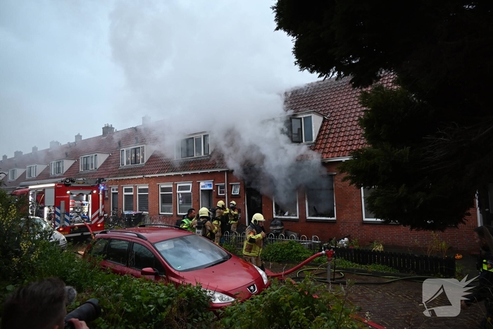 Bewoner ontsnapt via dak aan uitslaande brand