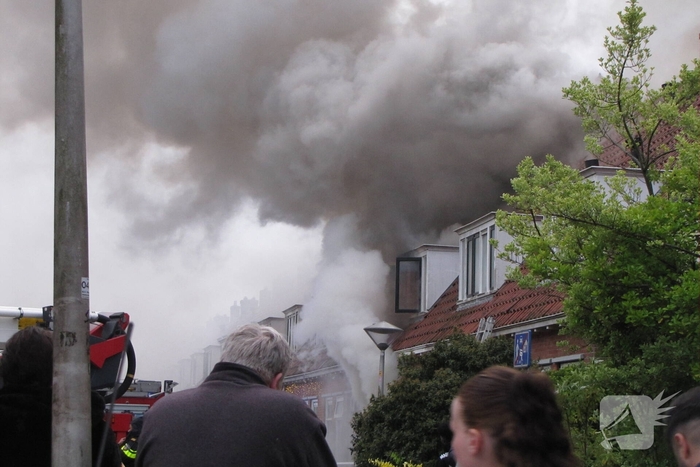 Bewoner ontsnapt via dak aan uitslaande brand