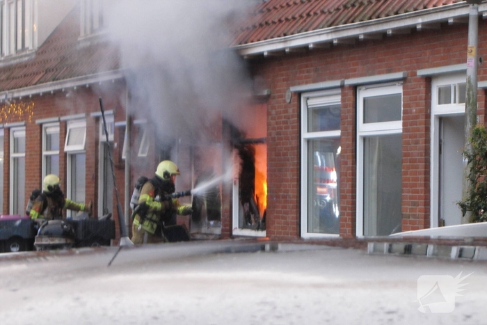 Bewoner ontsnapt via dak aan uitslaande brand